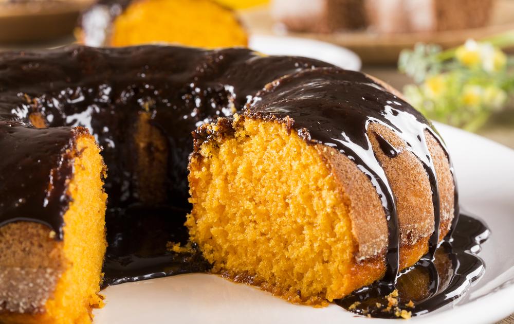 Bolo de cenoura com cobertura de chocolate - Receita Petitchef