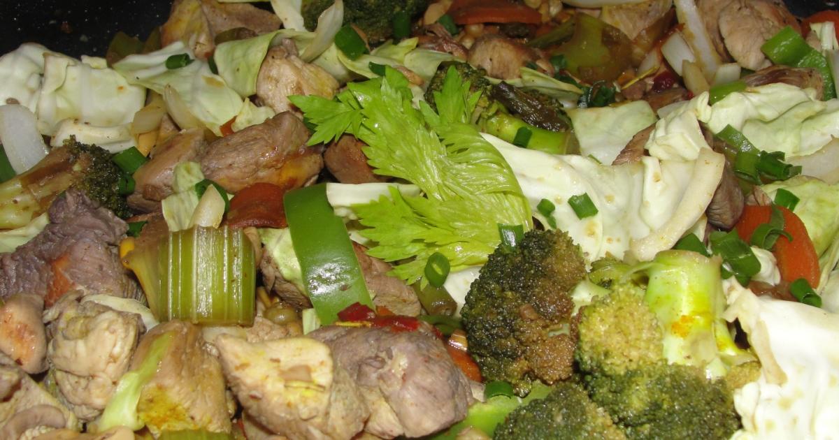 Chop suey de frango com legumes: receita fácil e feita em uma só panela