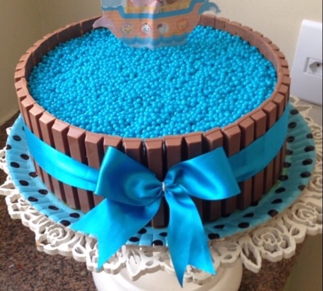 Bolo de Aniversário Masculino Redondo  Bolos decorados com chantilly, Bolo  azul e branco, Bolo azul