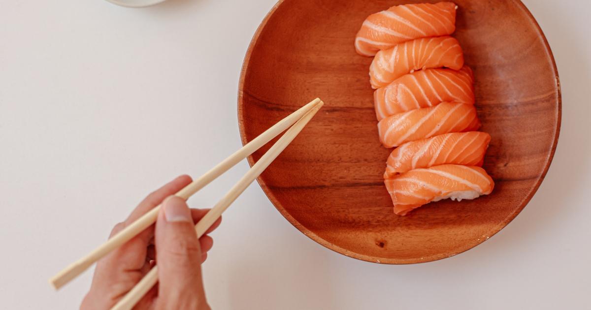 Watashi Sushi Piracicaba - Sashimi para uma alimentação mais saudável!! 😋  O Salmão é um peixe de águas frias que funciona como protetor do coração,  pois é rico em ácidos graxos ômega-3