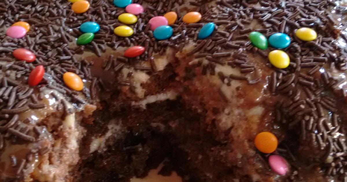 Bolo de aniversário de chocolate e beijinho