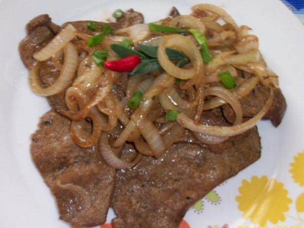 Cebola De Cenoura De Fígado De Frango Numa Panela. Preparação Do