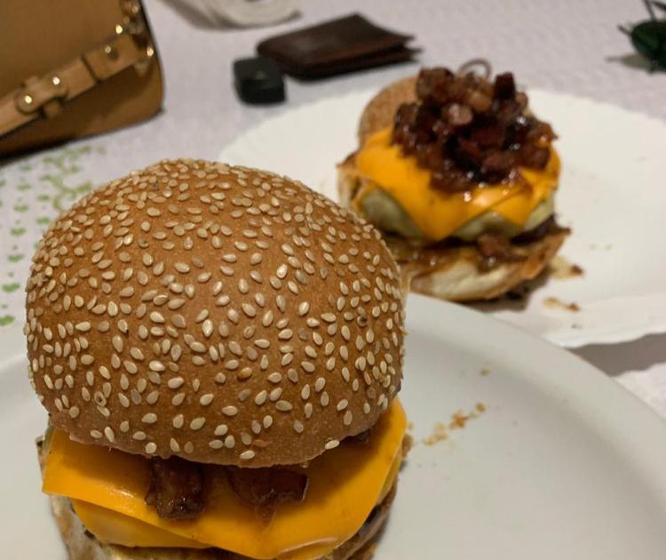 Baconese, Burger envelopado de bacon, queijo e Geléia de bacon e