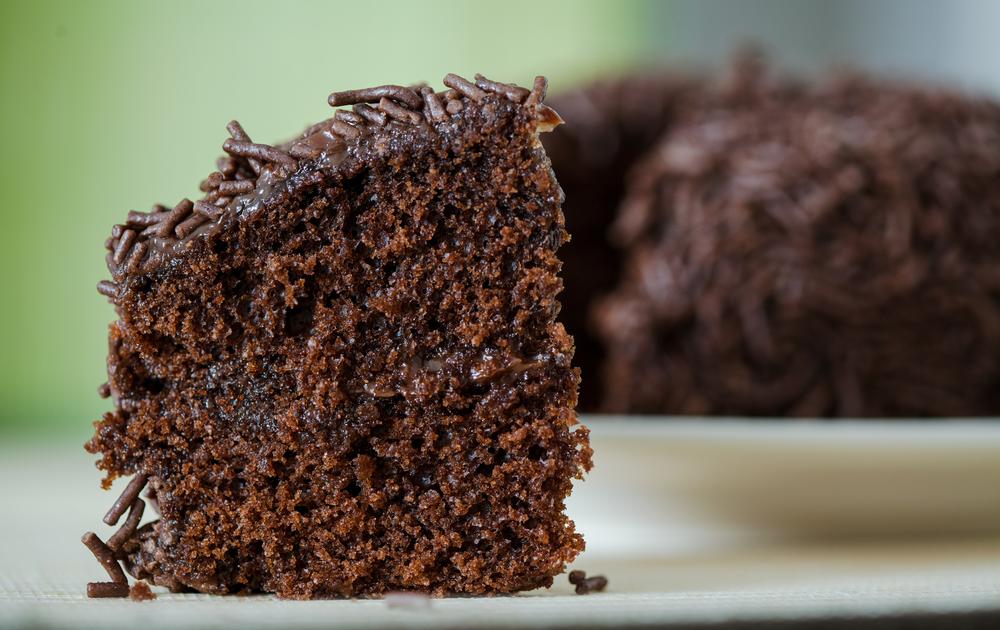 O BOLO DE CHOCOLATE MAIS FÁCIL DO MUNDO, FEITO MISTURANDO A MÃO