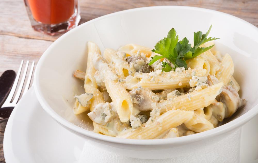 Penne ao molho cremoso de fígado e cogumelos com chips de jiló - Espaço  Gourmet