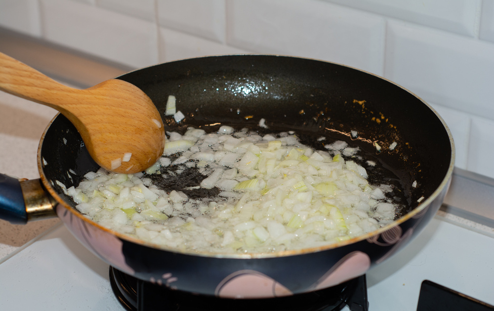 Você esquenta o azeite antes ou junto com a cebola na hora de refogar ...