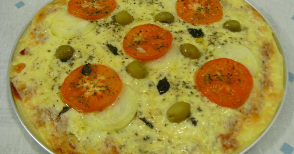 Estava pesquisando umas receitas de pizza no Google e achei essa bizarrice.  Quem corta a pizza assim? Pra mim isso é pior que arroz por cima do feijão.  : r/jovemnerd