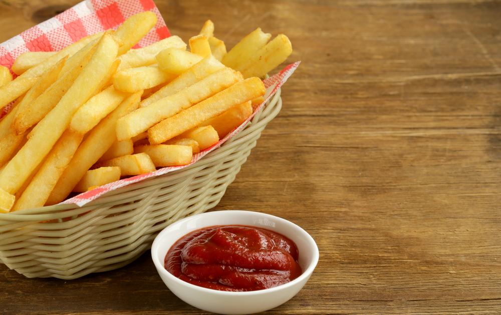 Foto batata frita crocante com ketchup