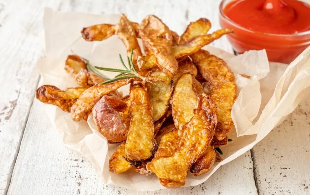 Fígado de frango frito com guarnição de vegetais de purê de batata