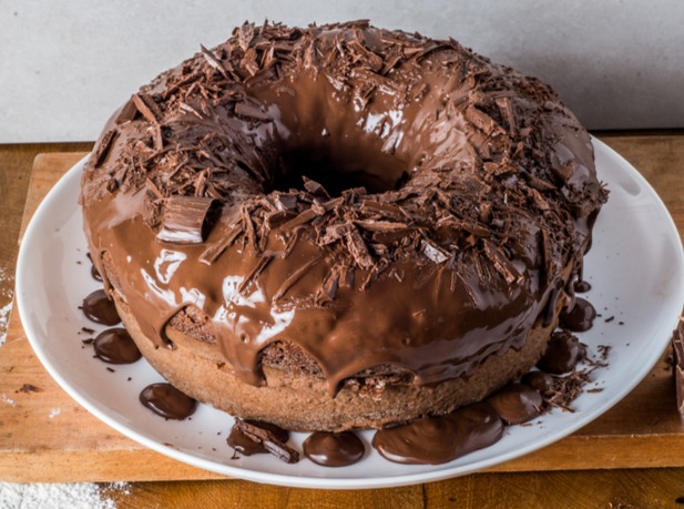 Como Fazer Bolo de Chocolate com Cobertura Ganache - Receita de Páscoa 