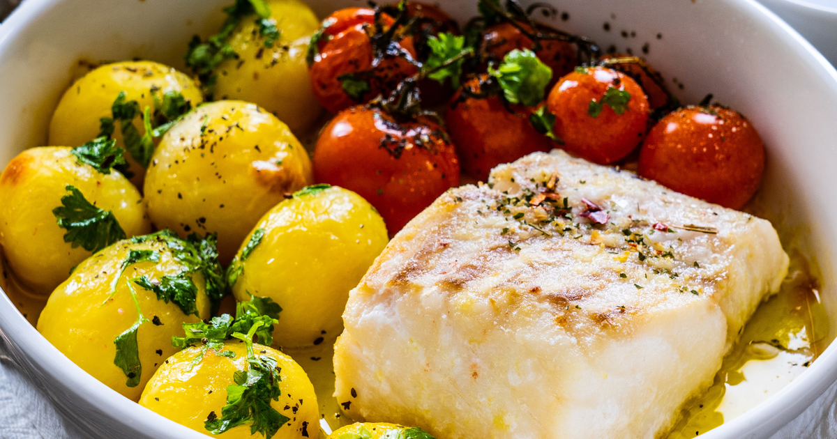 Tilápia assada com batatas, o prato econômico de peixe assado para ...