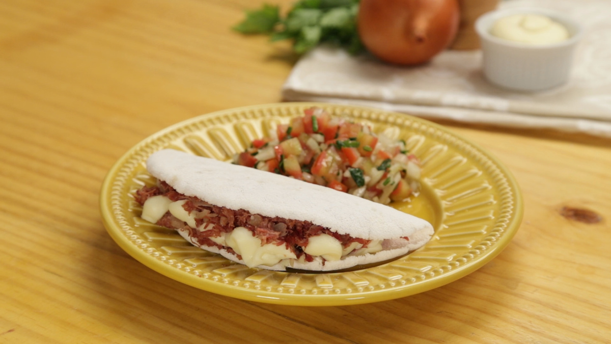 Tapioca com recheio de carne-seca com catupiri