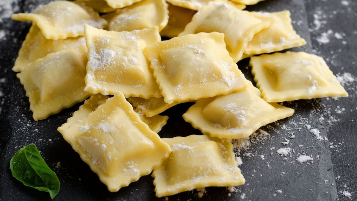 Ravioli de frango com massa recheada caseira e recheio cremoso