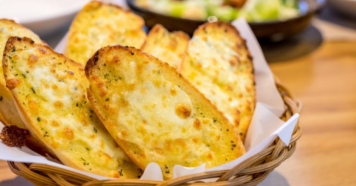 Pão de alho com queijo na fritadeira elétrica sem óleo