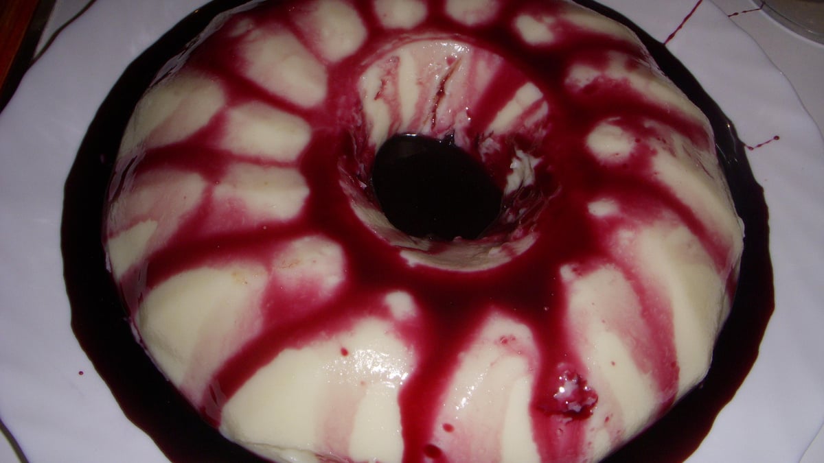 Manjar com calda de vinho