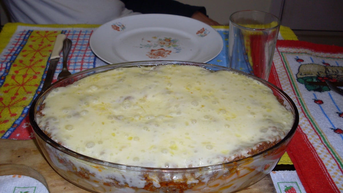 Macarrão ao molho branco e vermelho