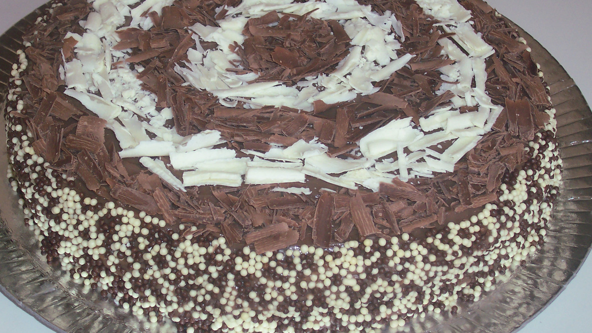 Bolo de chocolate com abacaxi