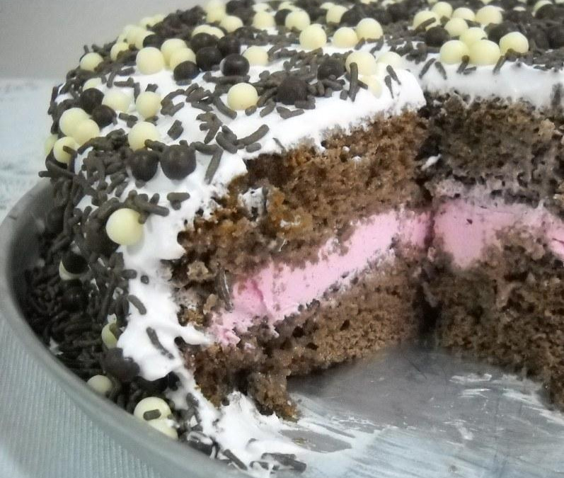 Bolo de chocolate com mousse de danoninho