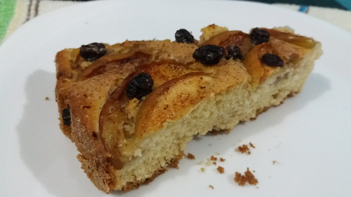 Torta simples de maçã com uva passas
