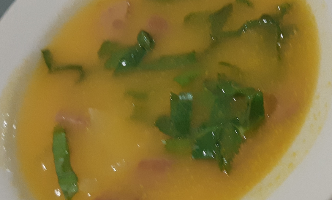Sopa de legumes com calabresa