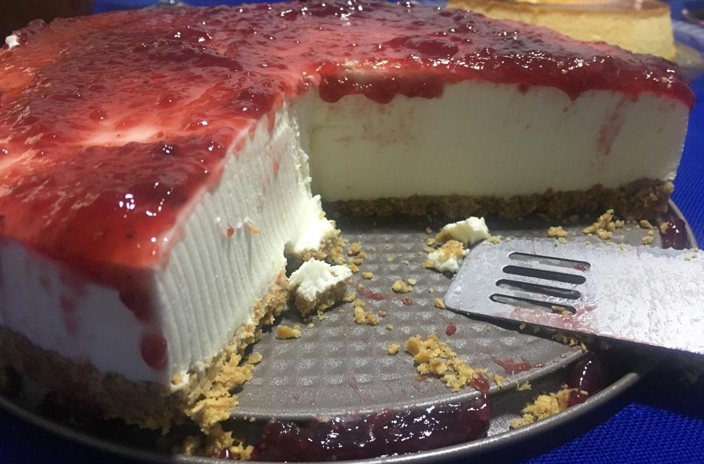 Cheesecake de forno com frutos vermelhos