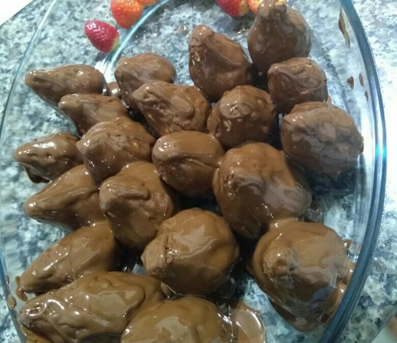 Bombom coxinha de morango com leite em pó