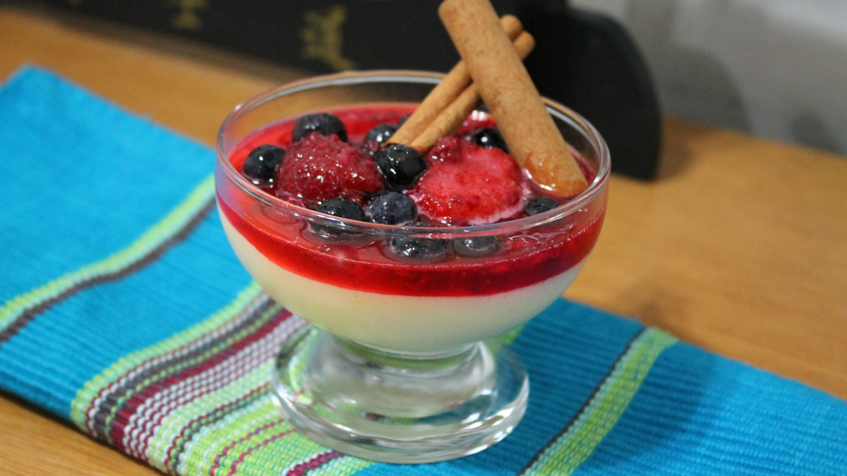 Bavaroise de laranja com frutas vermelhas marinadas