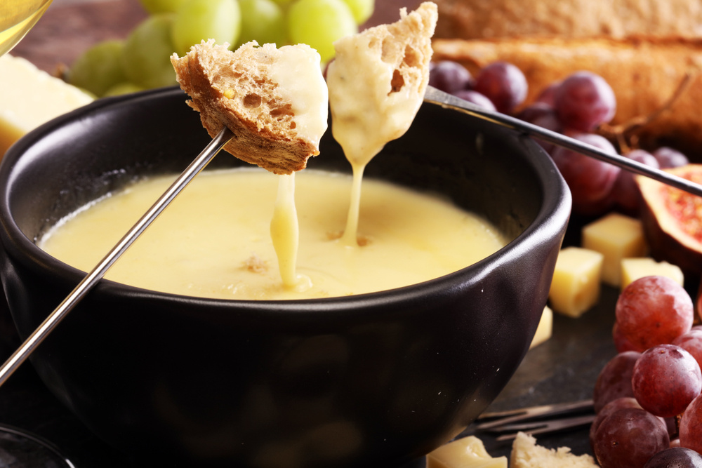 Fondue de queijo fácil e delicioso