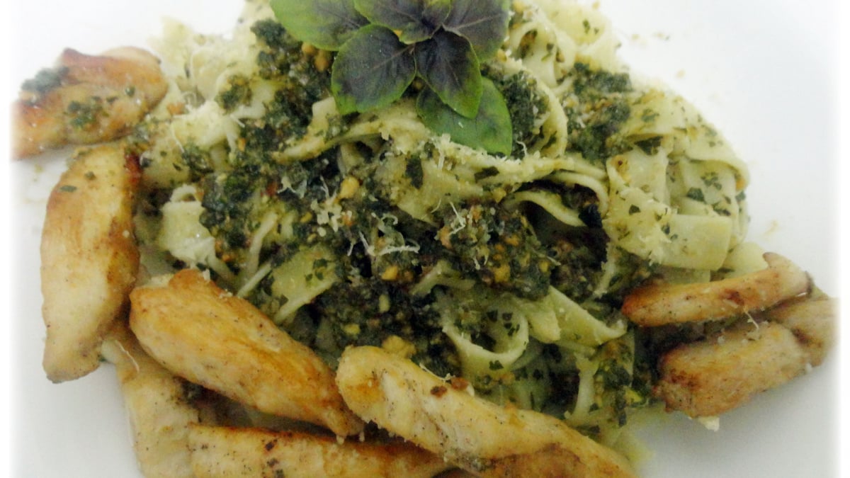 Macarrão ao pesto de manjericão