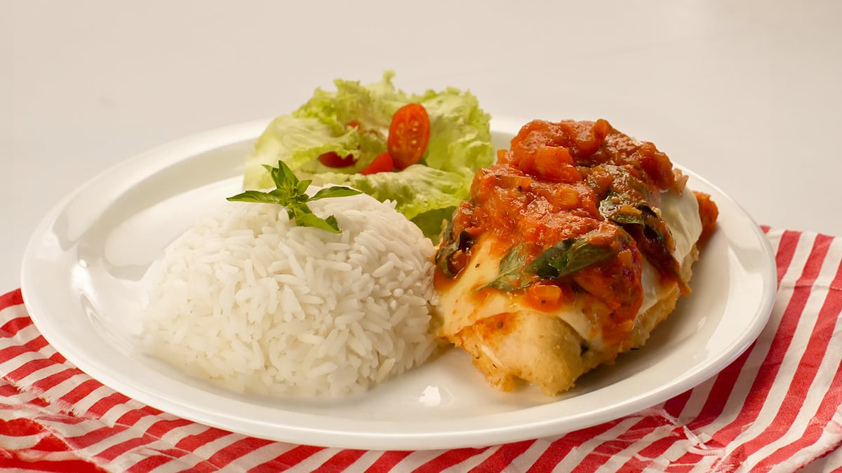 Filé de frango à parmegiana