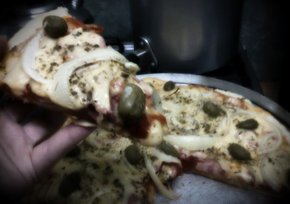 Pizza a jato de calabresa