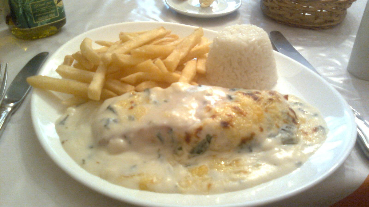 Salmão com molho de espinafre gratinado