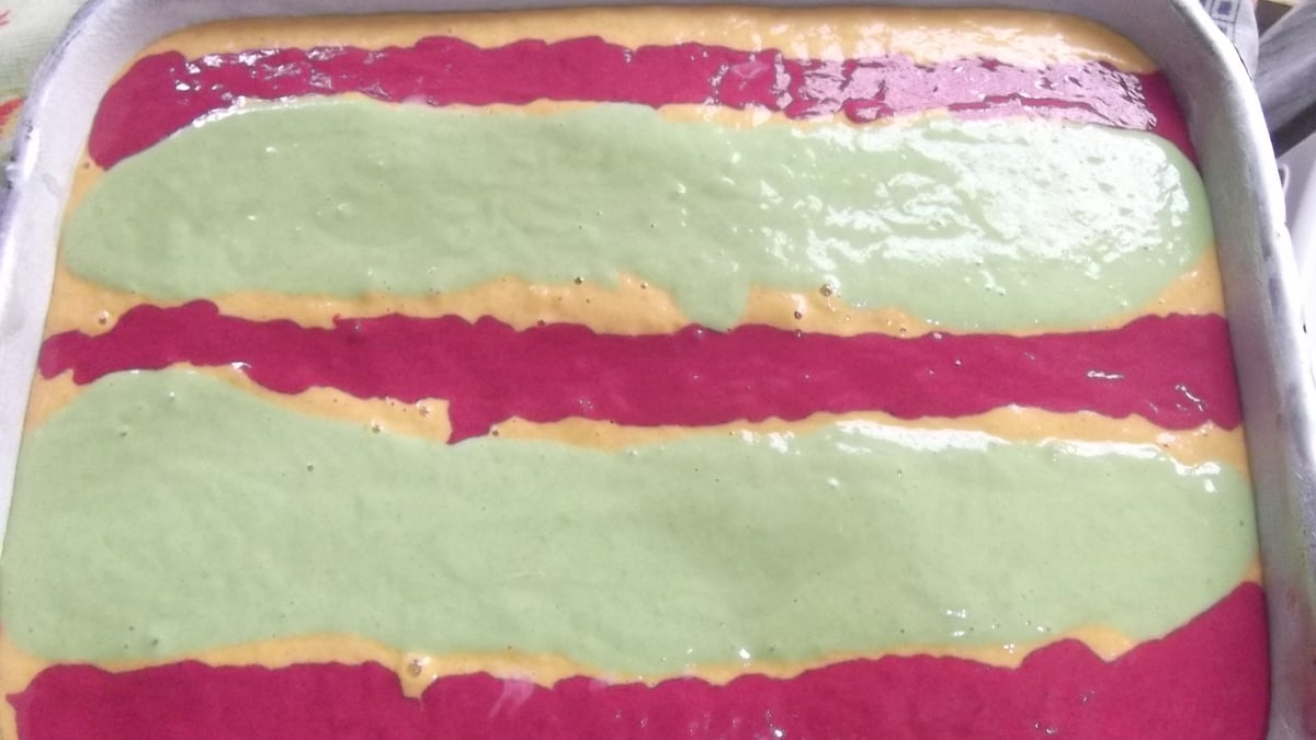 Bolo de cenoura, couve e beterraba