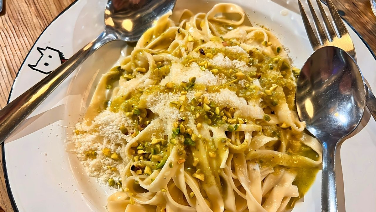 Macarrão cacio e pepe com pistache elegante e fácil de fazer para o Dia dos Namorados