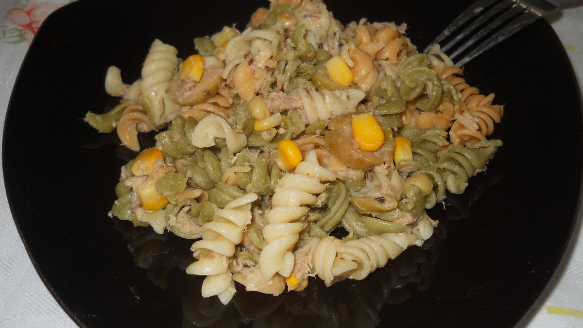 Salada fácil de macarrão e atum