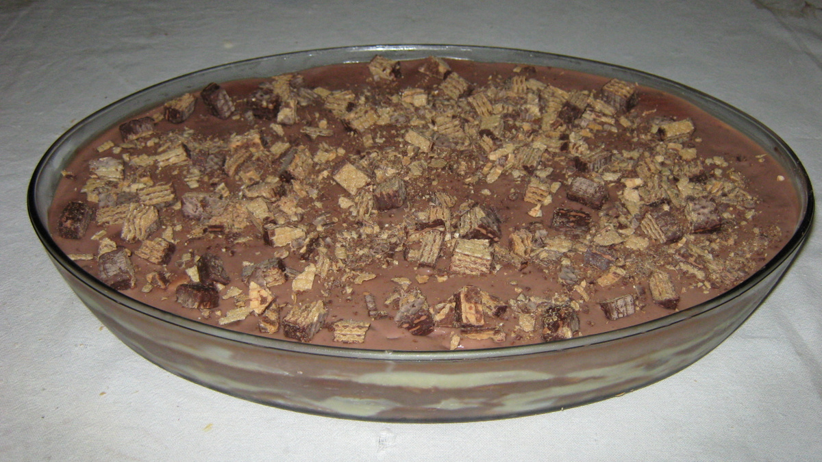 Torta de bolacha com bombons e café
