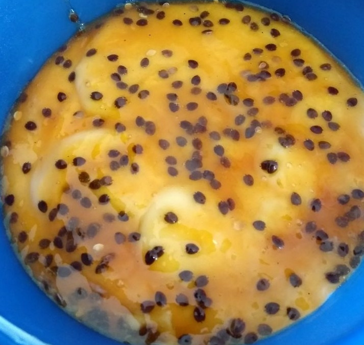 Mousse de maracujá com calda da fruta