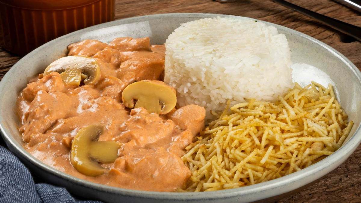 Strogonoff de frango simples com creme de leite que não talha