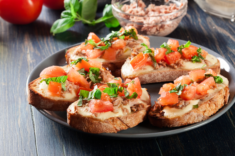 Bruschetta de queijo prato e atum