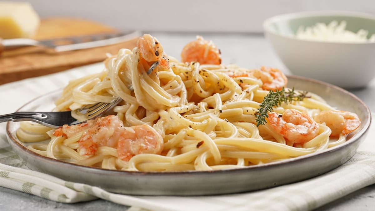 Espaguete com camarão, requeijão e creme de leite bem cremoso e suculento