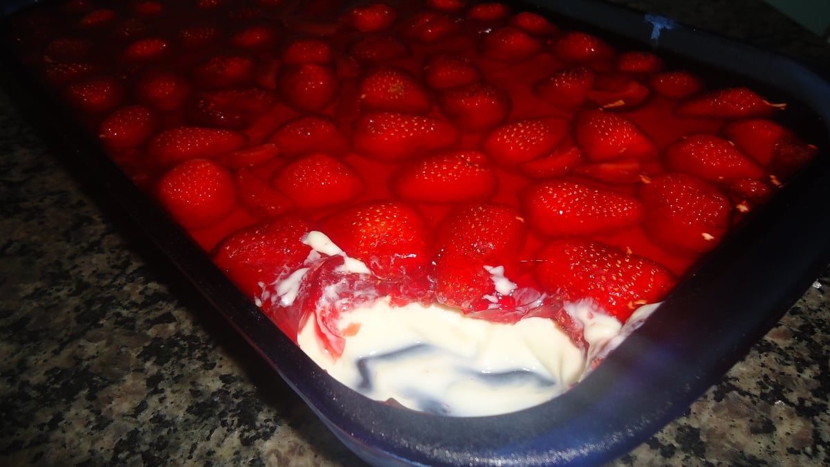 Torta de gelatina com morangos