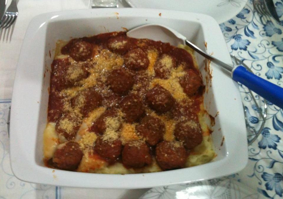 Almôndegas gratinadas