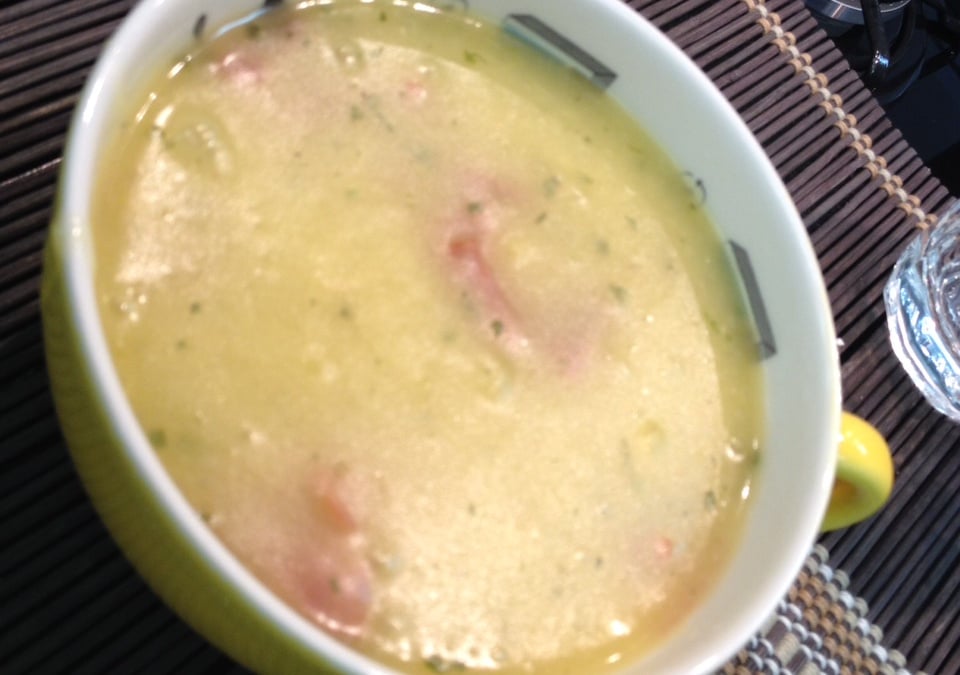 Sopa cremosa de mandioca com calabresa