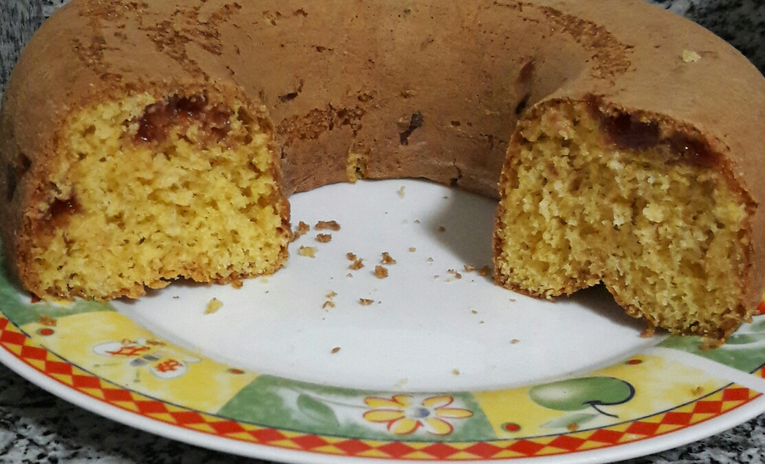 Bolo de fubá com goiabada