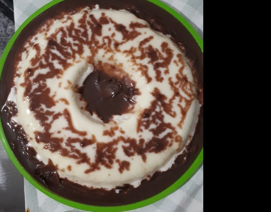 Pudim branco com calda