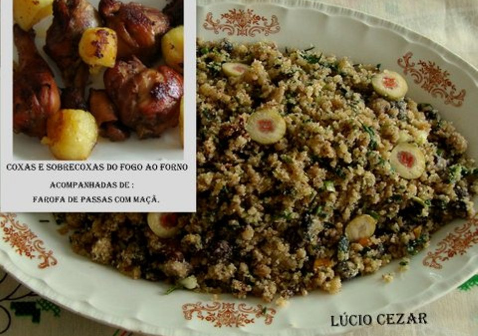 Coxas e sobrecoxas do fogo ao forno, acompanhadas de farofa de passas e maçã
