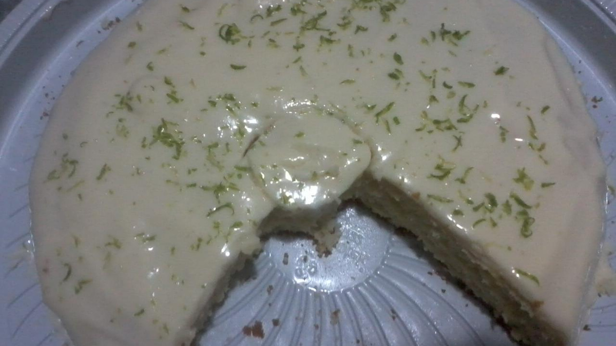 Bolo de limão fácil e delicioso.