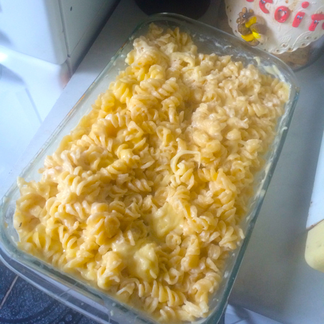 Macarrão ao molho branco com presunto e queijo