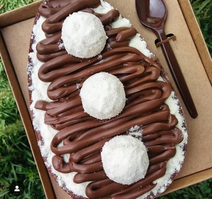 Ovo de colher com leite em pó e creme de avelã