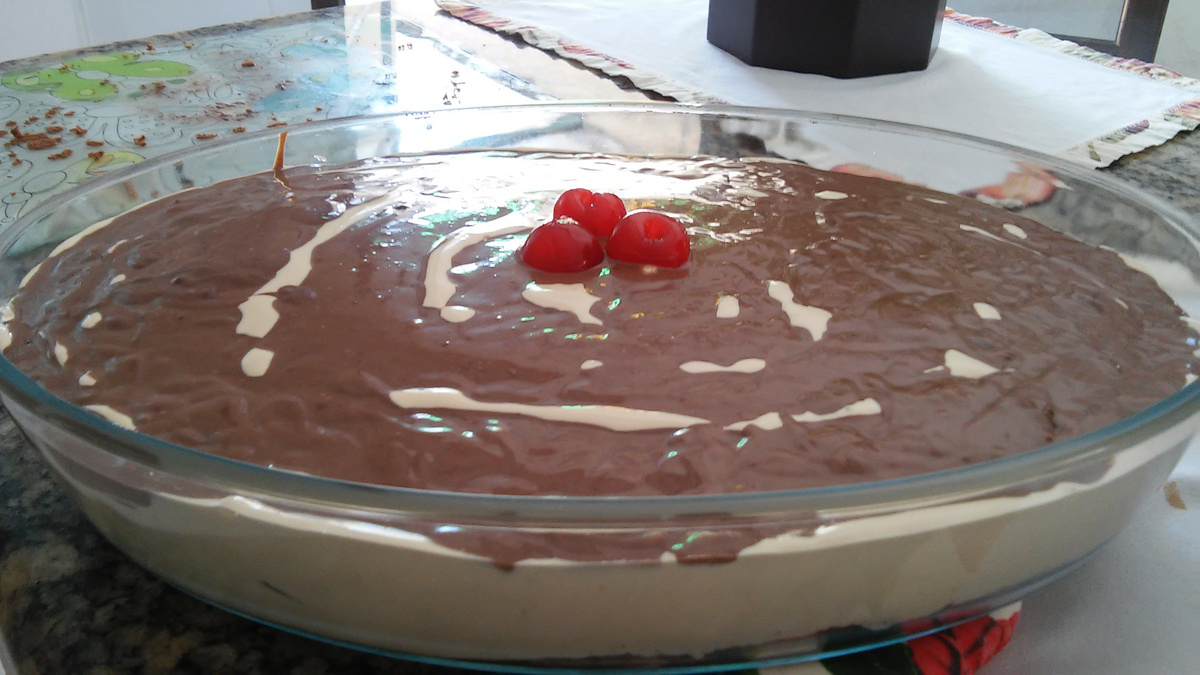 Bolo de chocolate com cereja